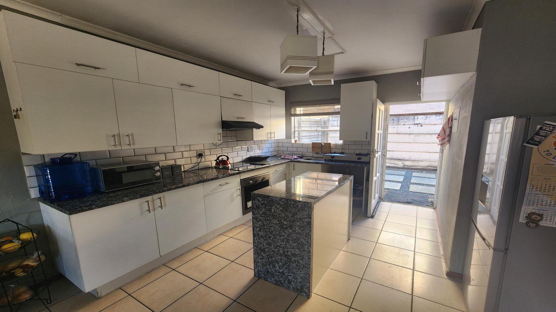 Kitchen of property in Wilgeheuwel 