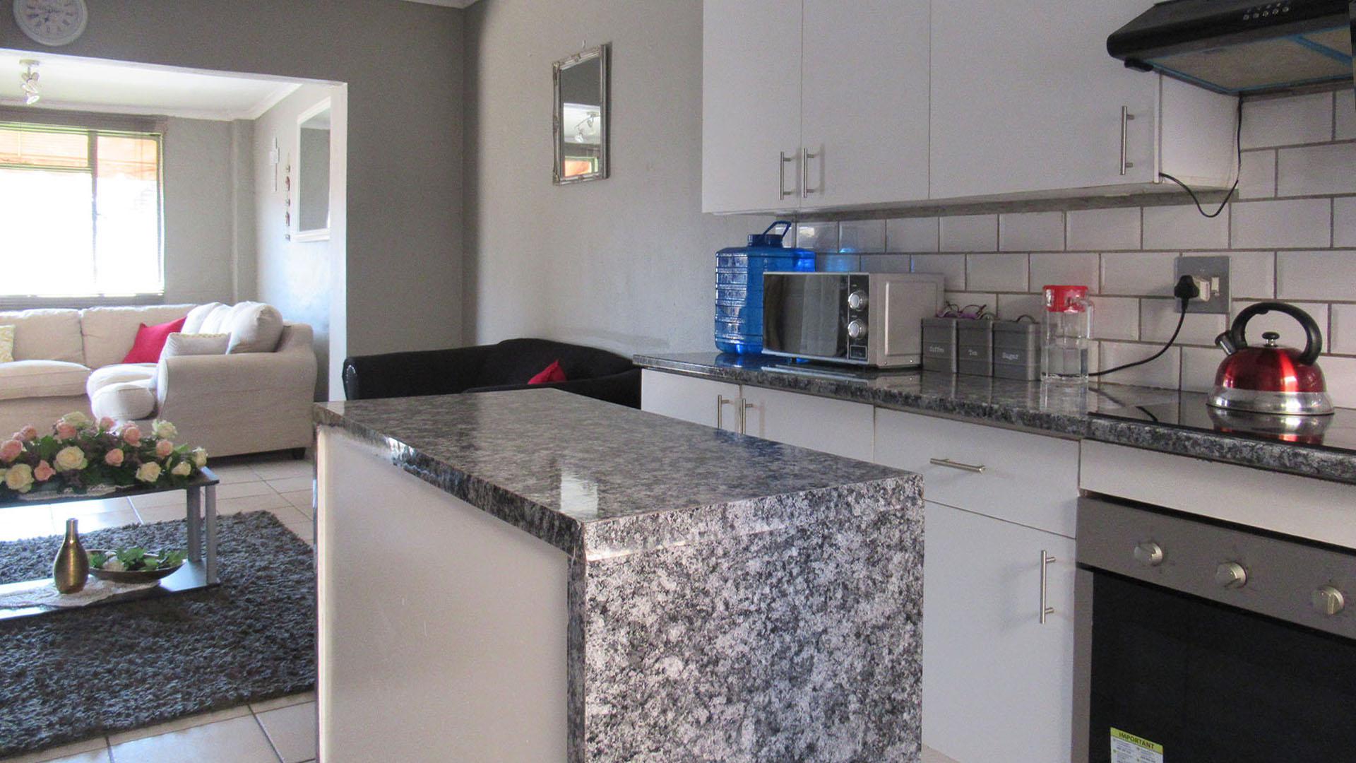 Kitchen - 11 square meters of property in Wilgeheuwel 