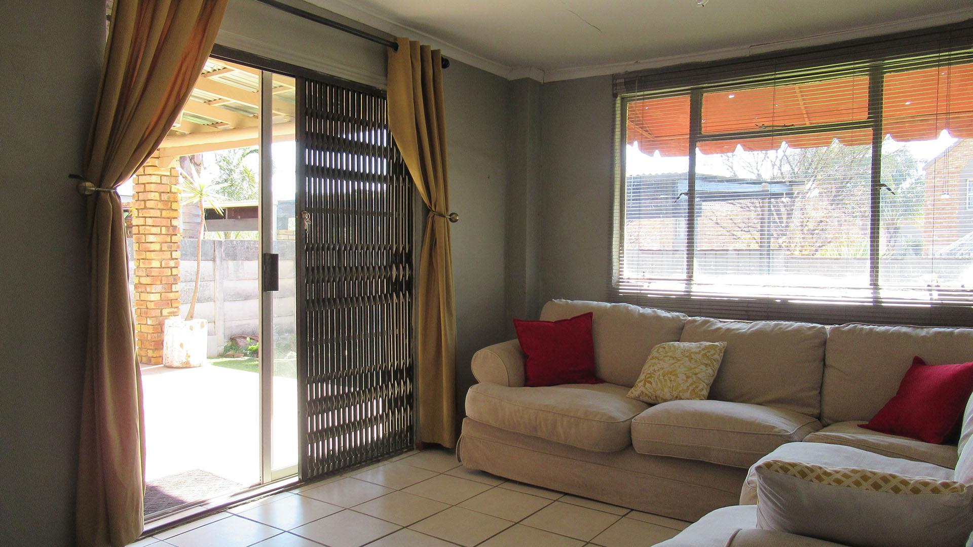 Lounges - 12 square meters of property in Wilgeheuwel 
