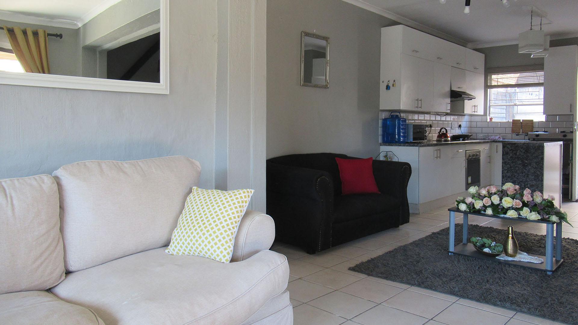 Lounges - 12 square meters of property in Wilgeheuwel 