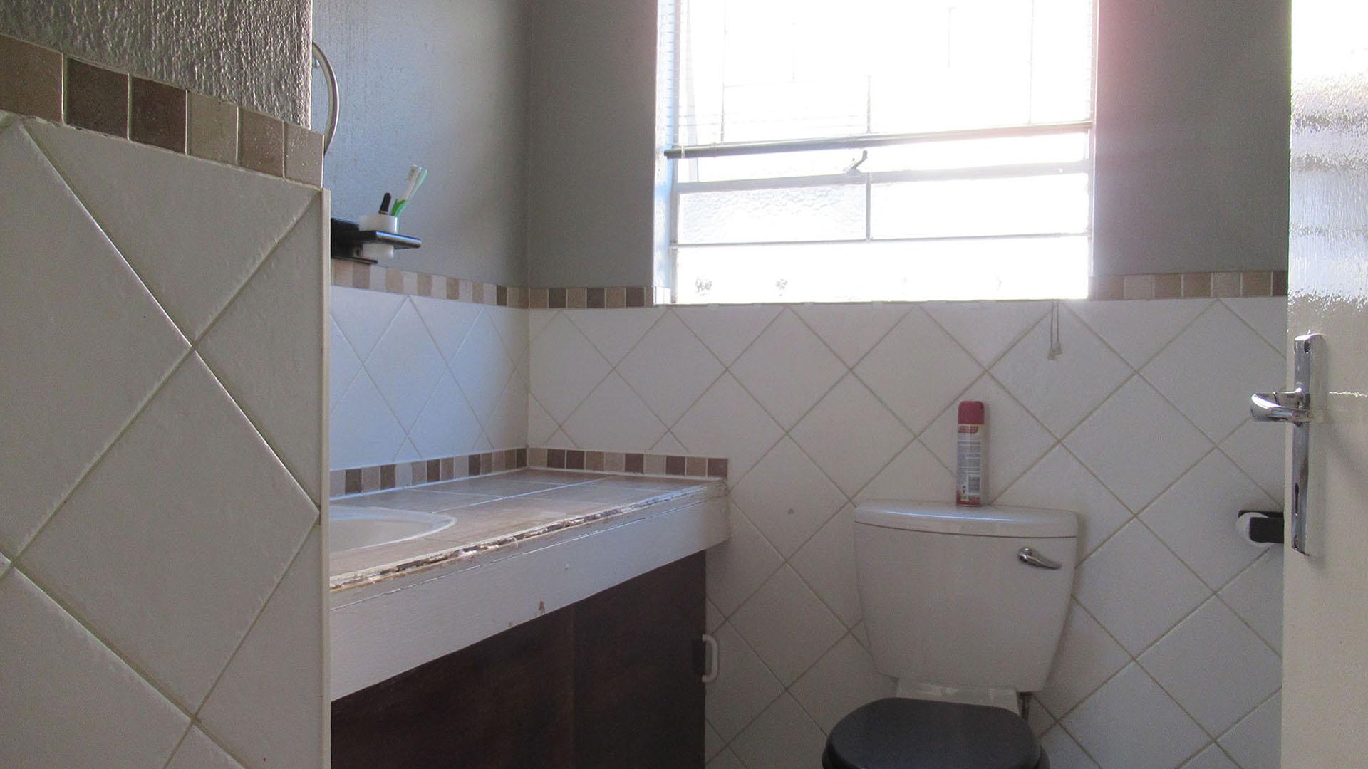 Bathroom 1 - 7 square meters of property in Wilgeheuwel 