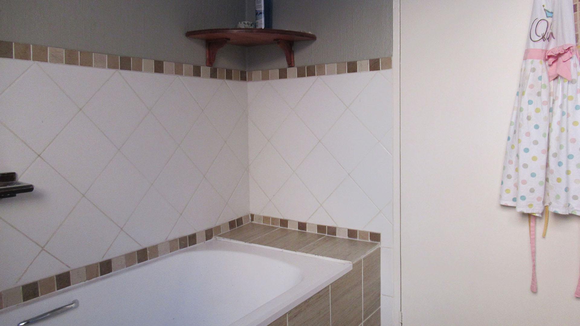 Bathroom 1 - 7 square meters of property in Wilgeheuwel 