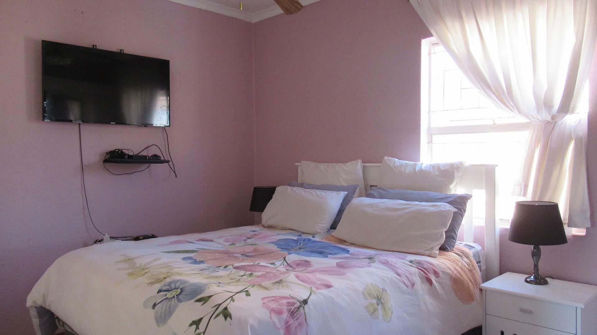 Main Bedroom - 11 square meters of property in Wilgeheuwel 