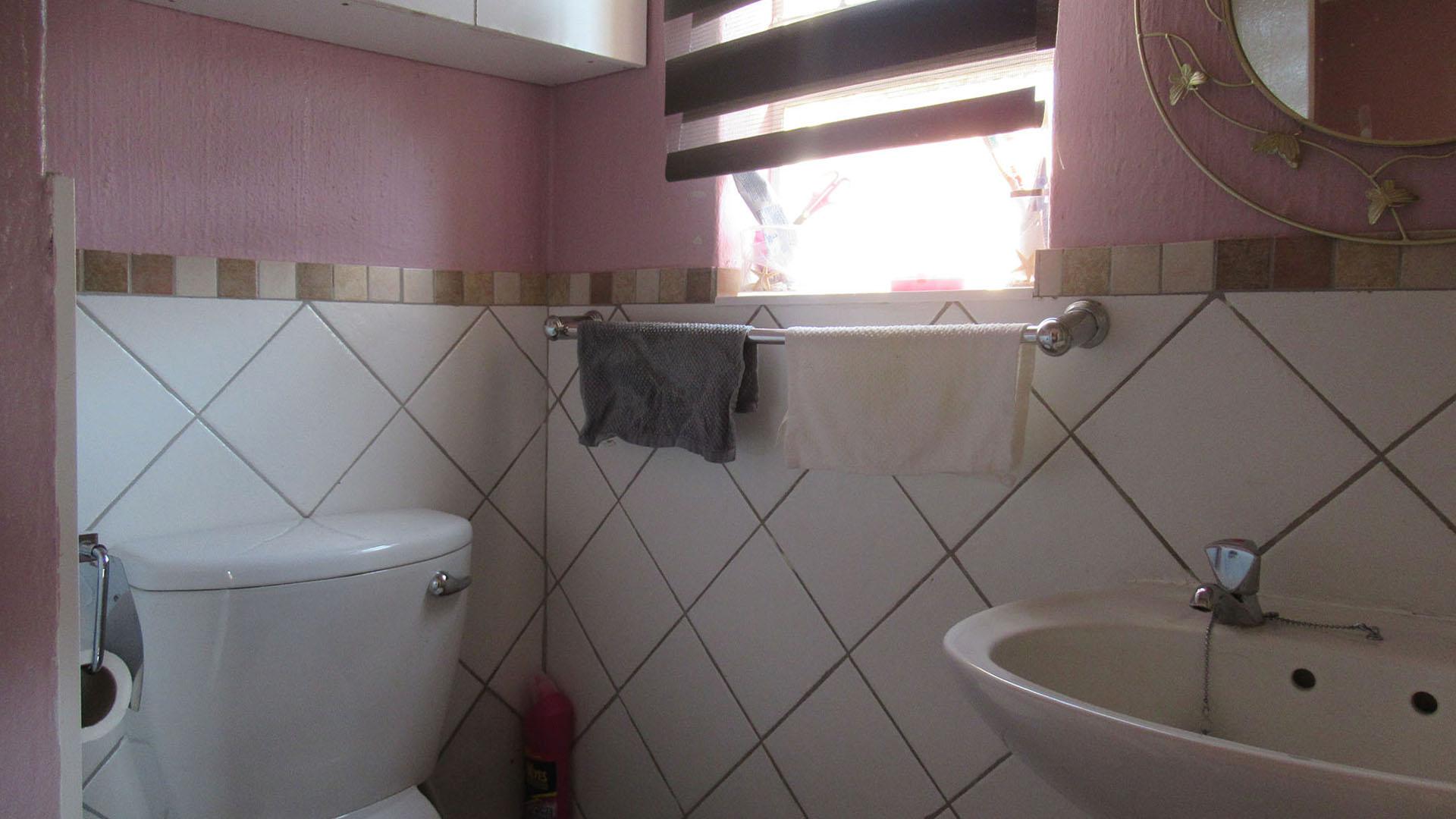 Main Bathroom - 3 square meters of property in Wilgeheuwel 