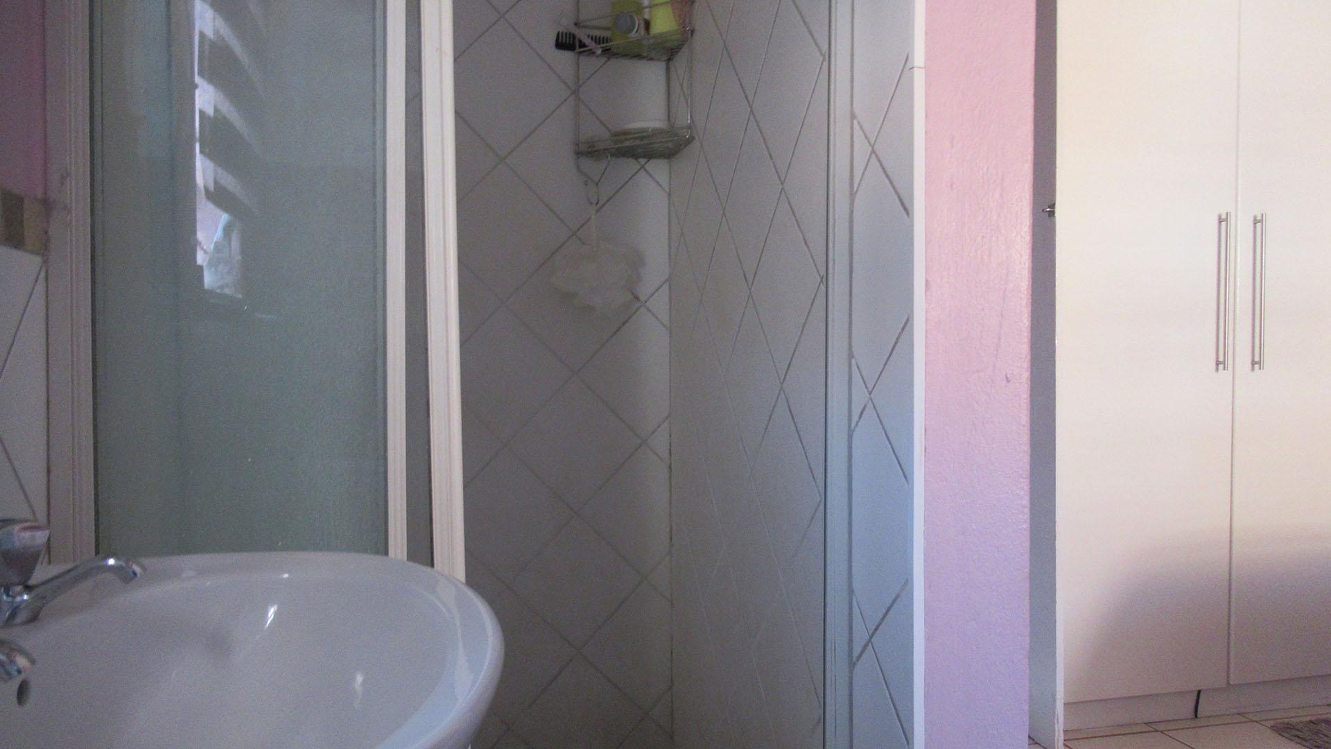 Main Bathroom - 3 square meters of property in Wilgeheuwel 