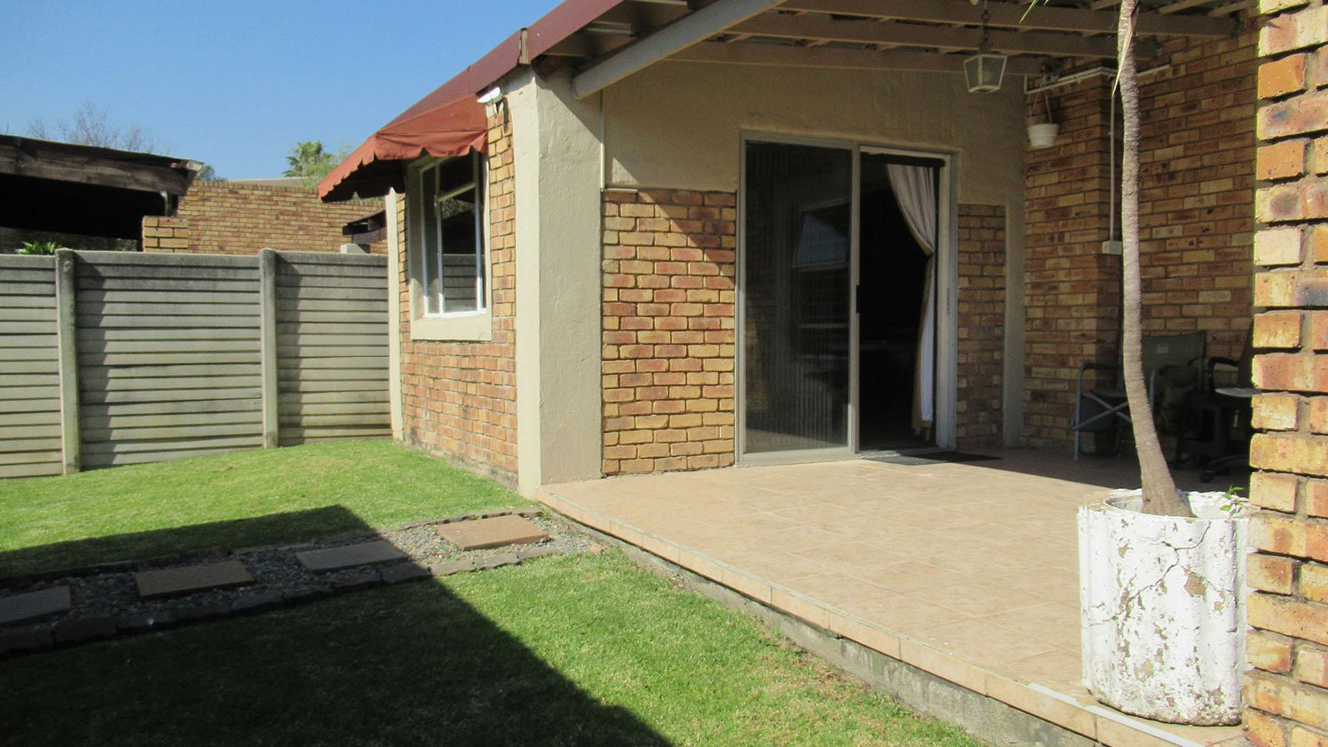 Formal Lounge of property in Wilgeheuwel 