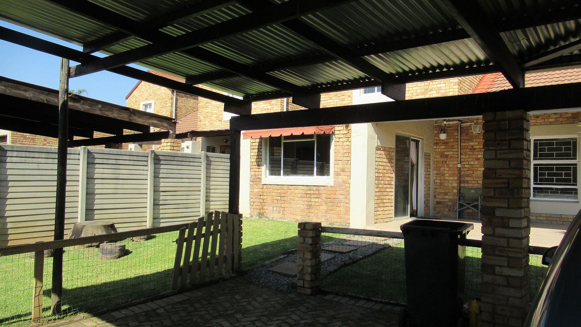 Patio - 17 square meters of property in Wilgeheuwel 