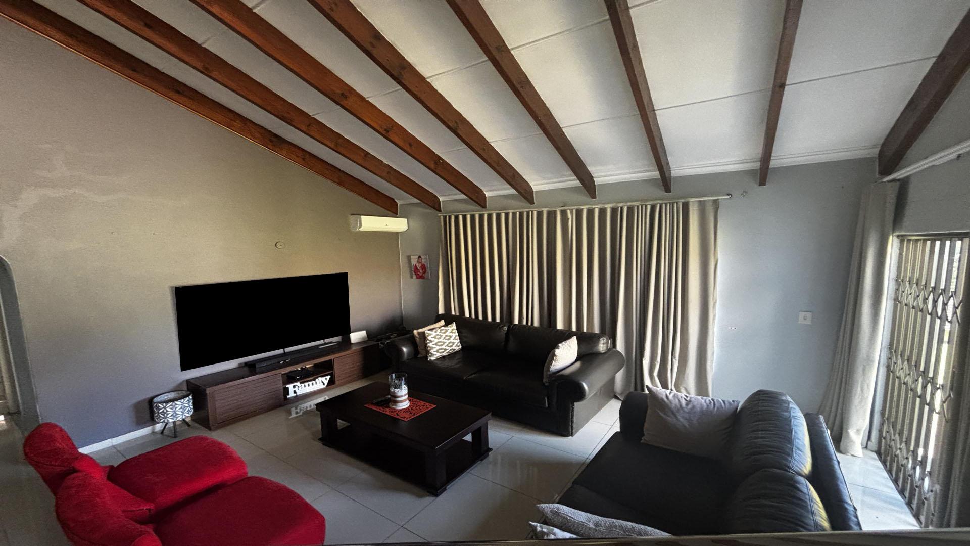 Lounges - 24 square meters of property in Shulton Park