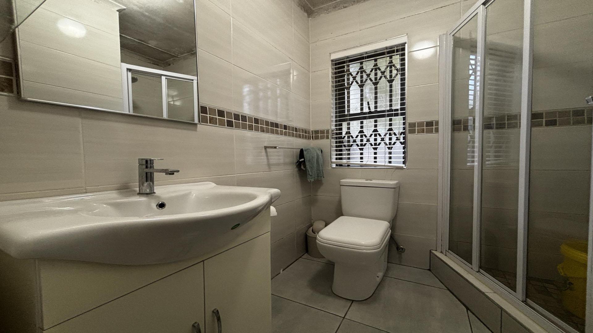 Main Bathroom - 3 square meters of property in Shulton Park