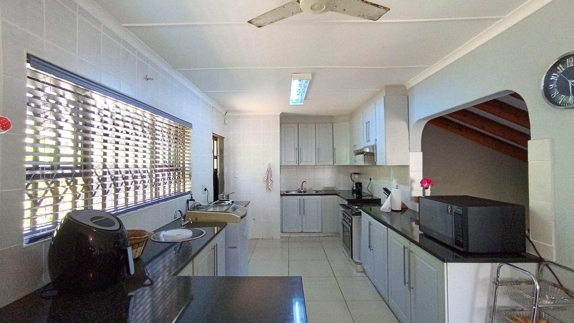 Kitchen - 16 square meters of property in Shulton Park