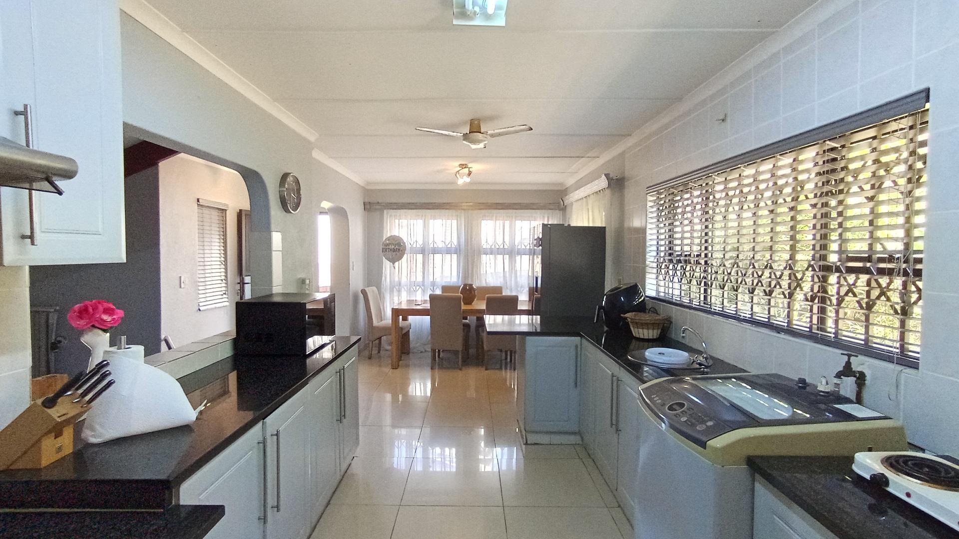 Kitchen - 16 square meters of property in Shulton Park