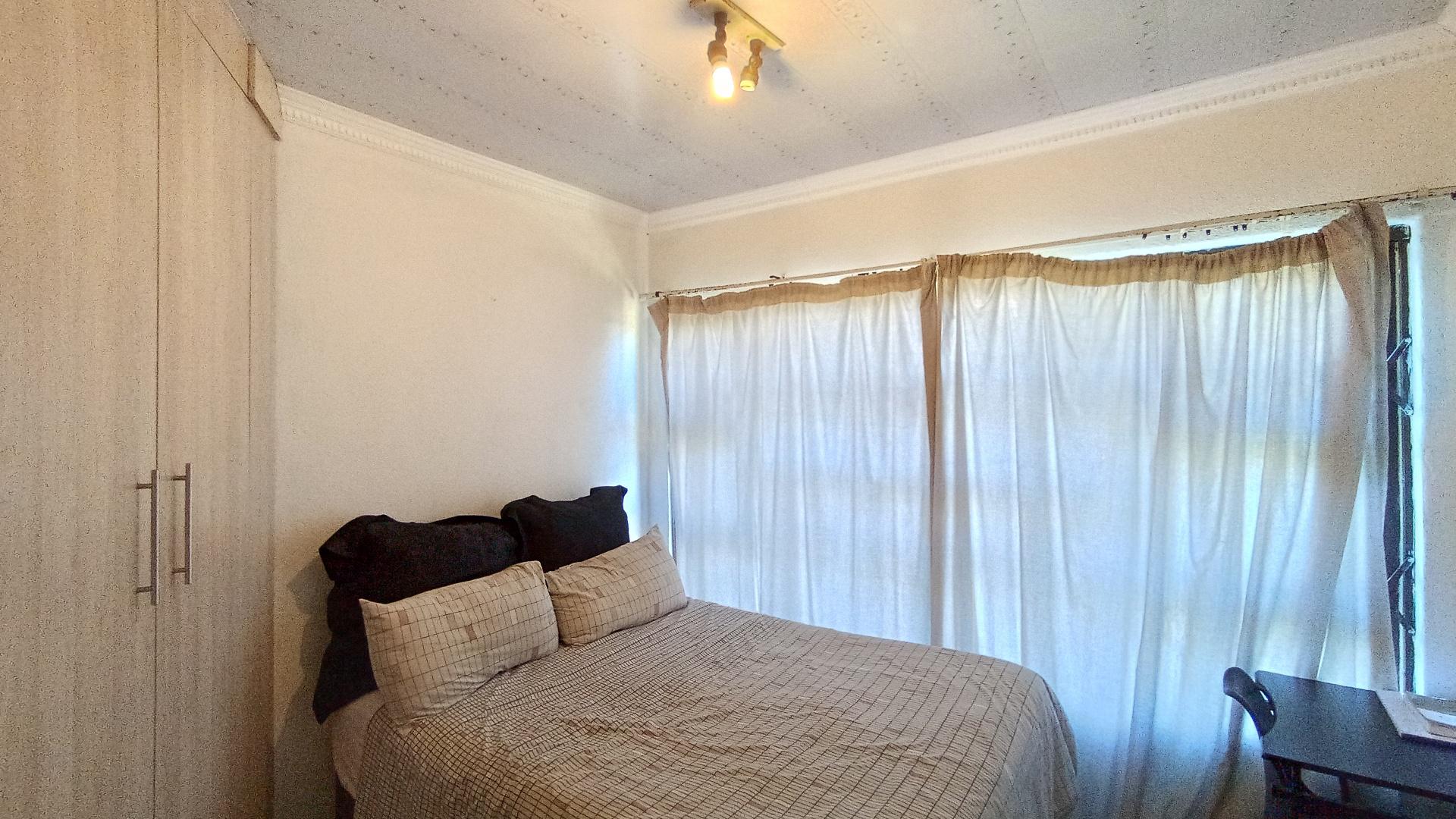 Bed Room 1 - 10 square meters of property in Shulton Park