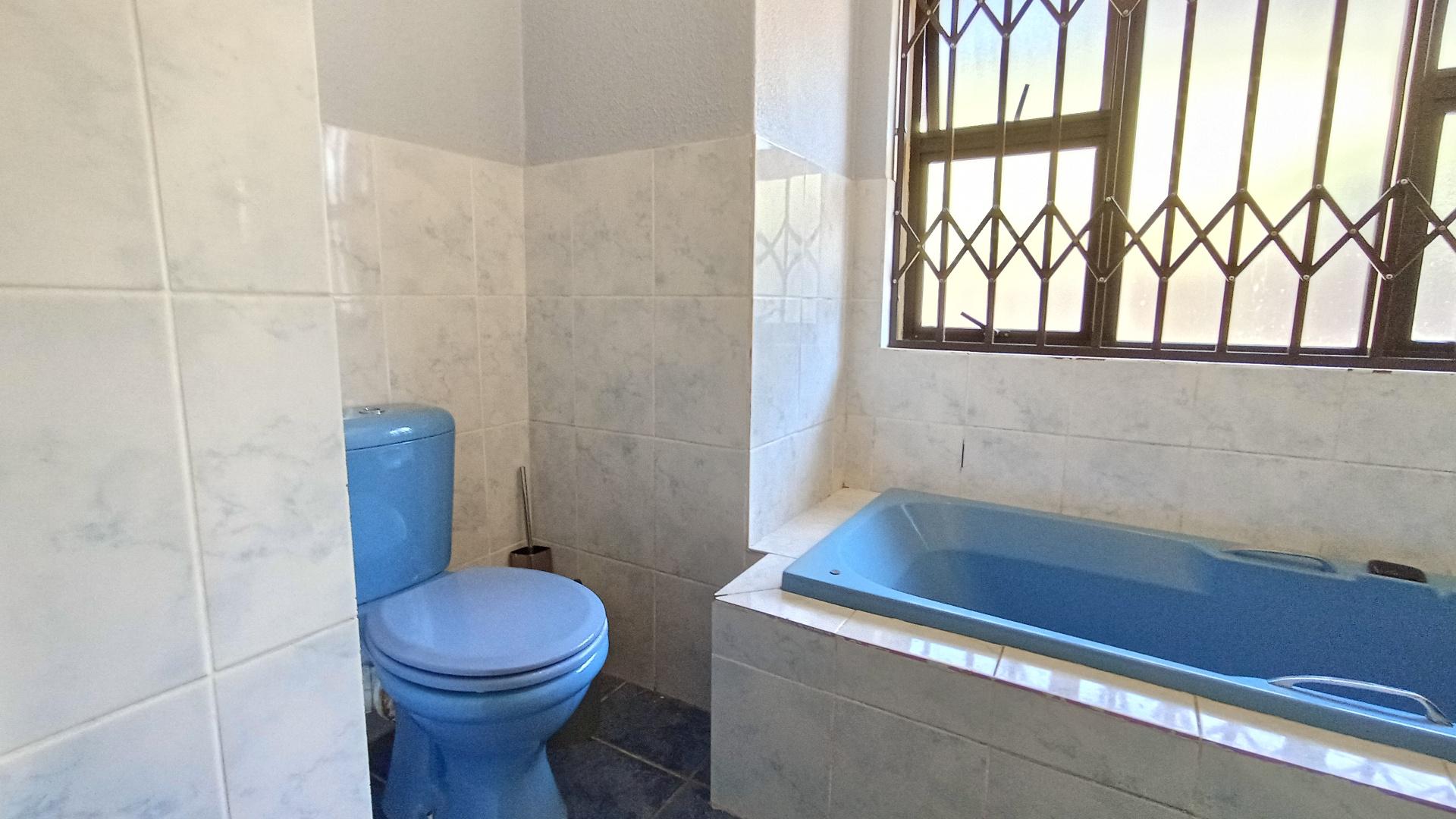 Bathroom 1 - 7 square meters of property in Shulton Park