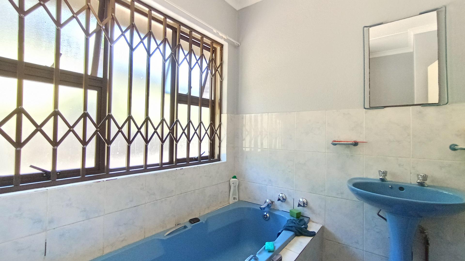 Bathroom 1 - 7 square meters of property in Shulton Park