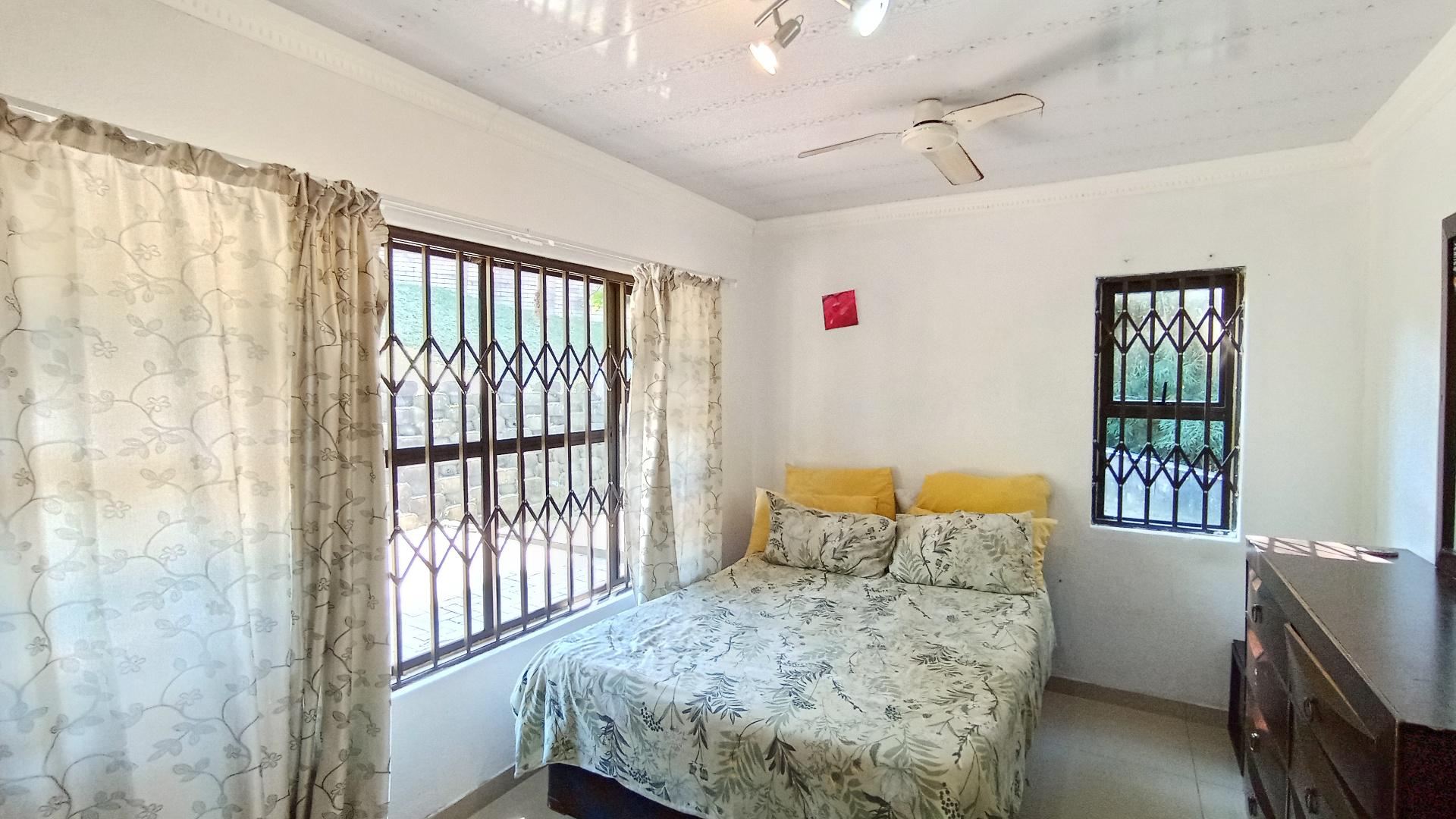 Bed Room 2 - 15 square meters of property in Shulton Park