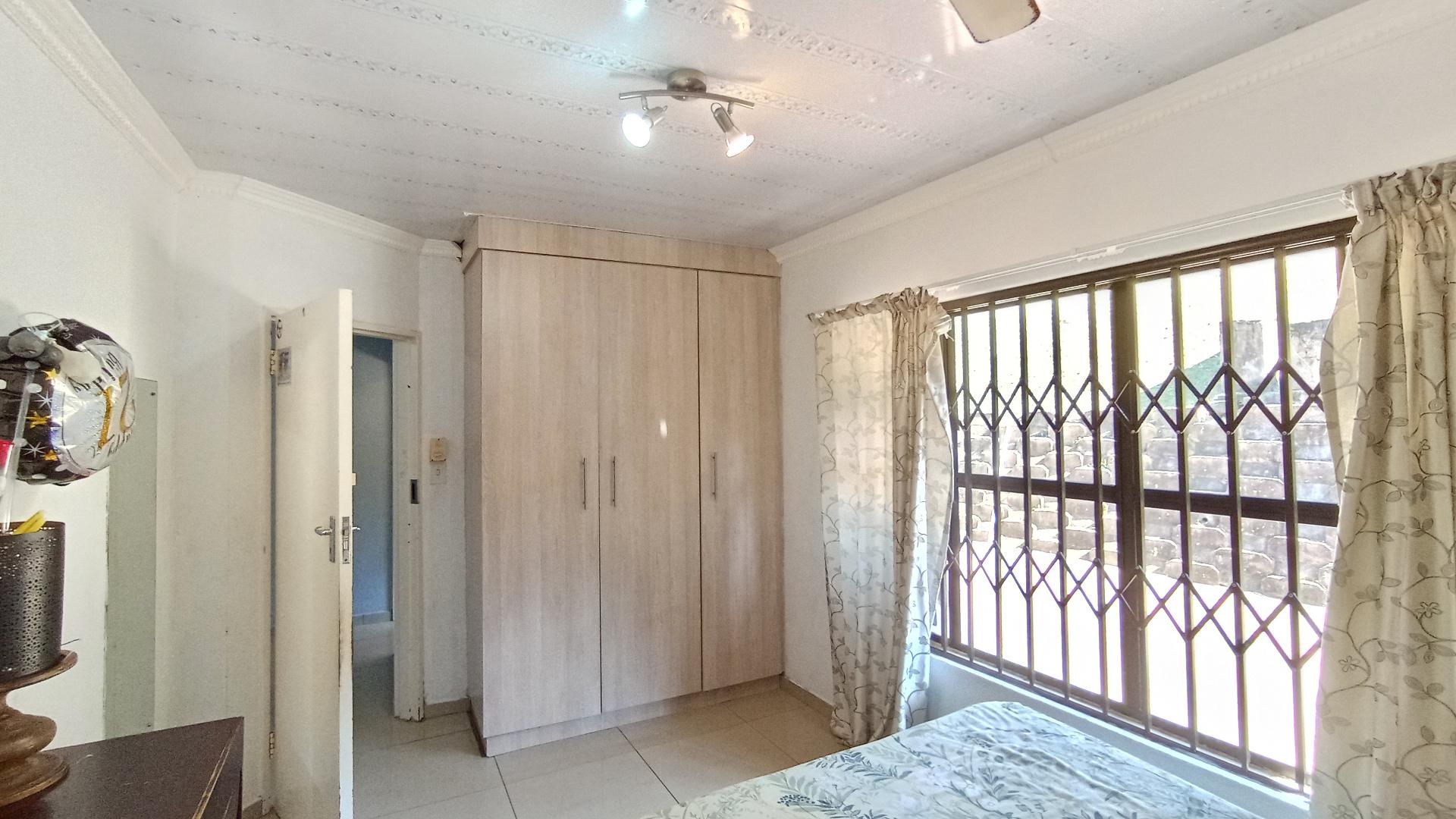 Bed Room 2 - 15 square meters of property in Shulton Park