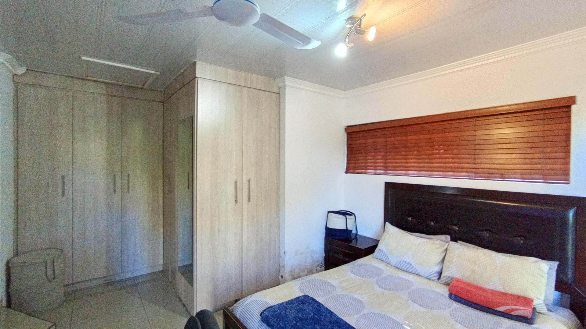 Main Bedroom - 17 square meters of property in Shulton Park
