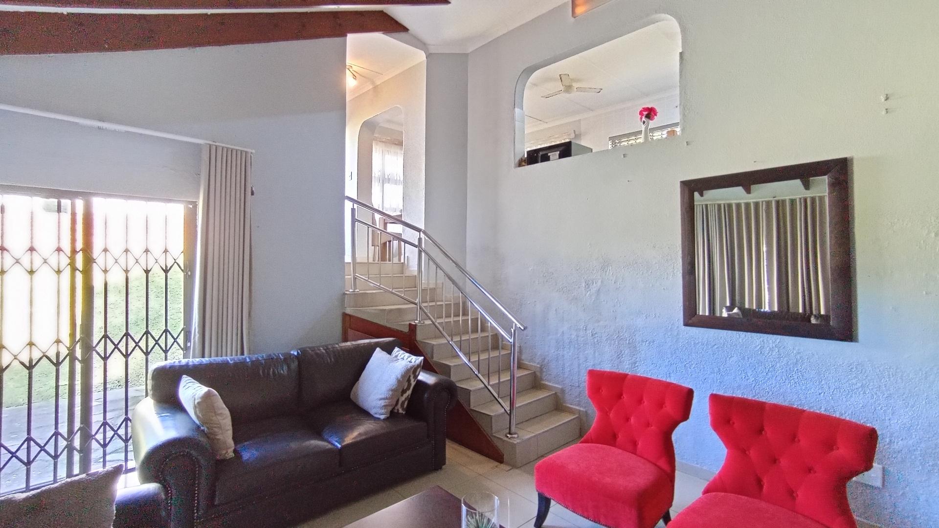 Lounges - 24 square meters of property in Shulton Park