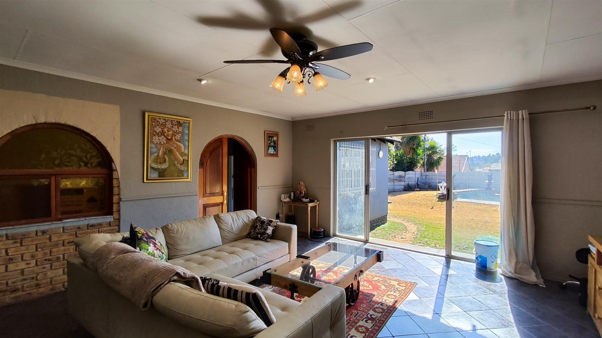 Lounges - 35 square meters of property in Brackendowns