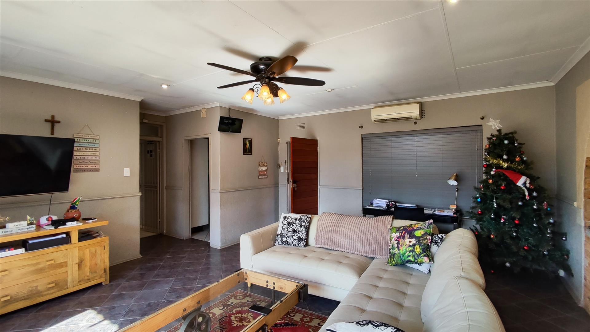 Lounges - 35 square meters of property in Brackendowns