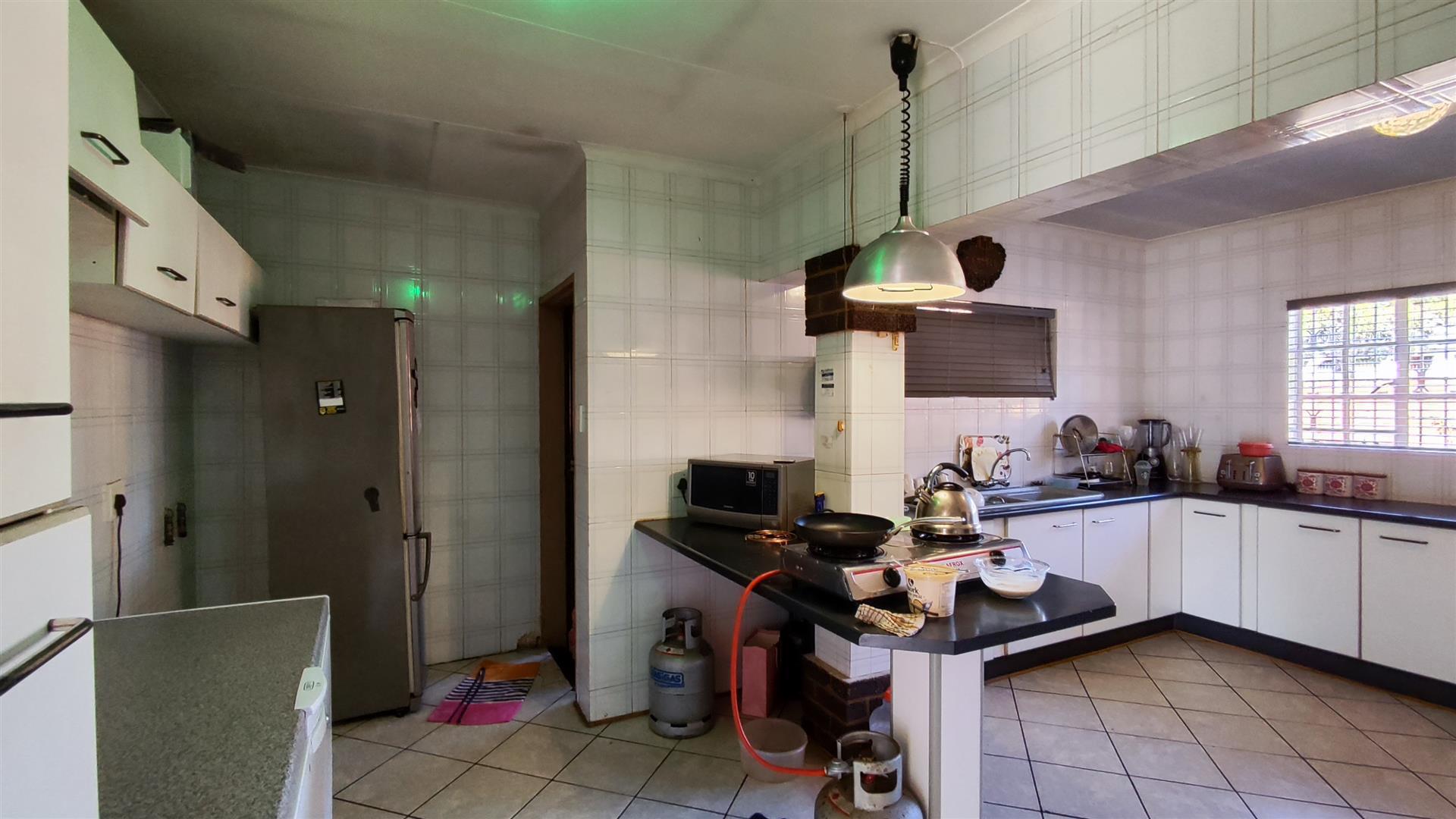 Kitchen - 27 square meters of property in Brackendowns