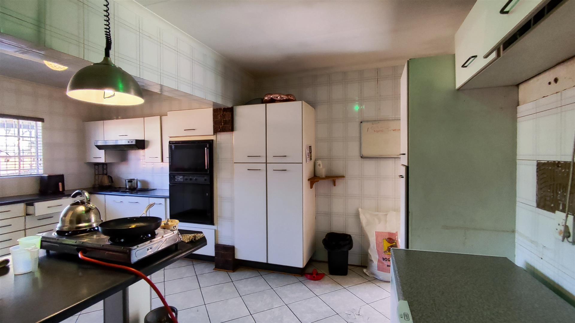 Kitchen - 27 square meters of property in Brackendowns