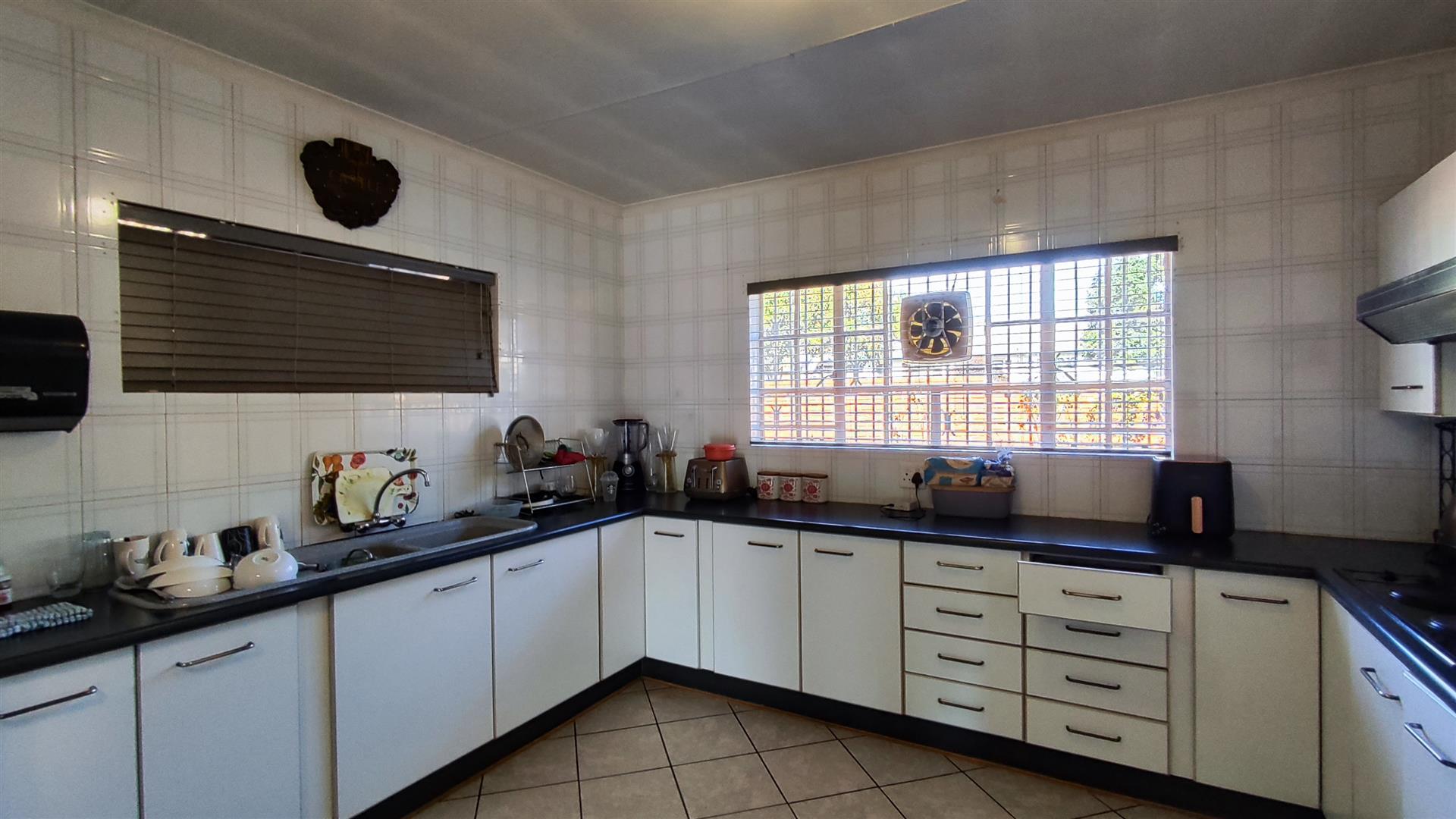Kitchen - 27 square meters of property in Brackendowns