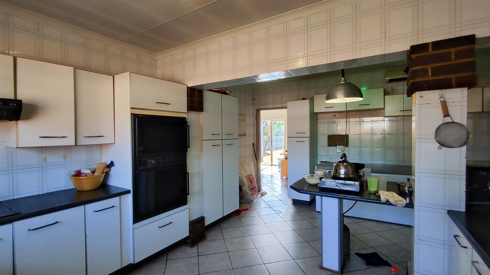 Kitchen - 27 square meters of property in Brackendowns