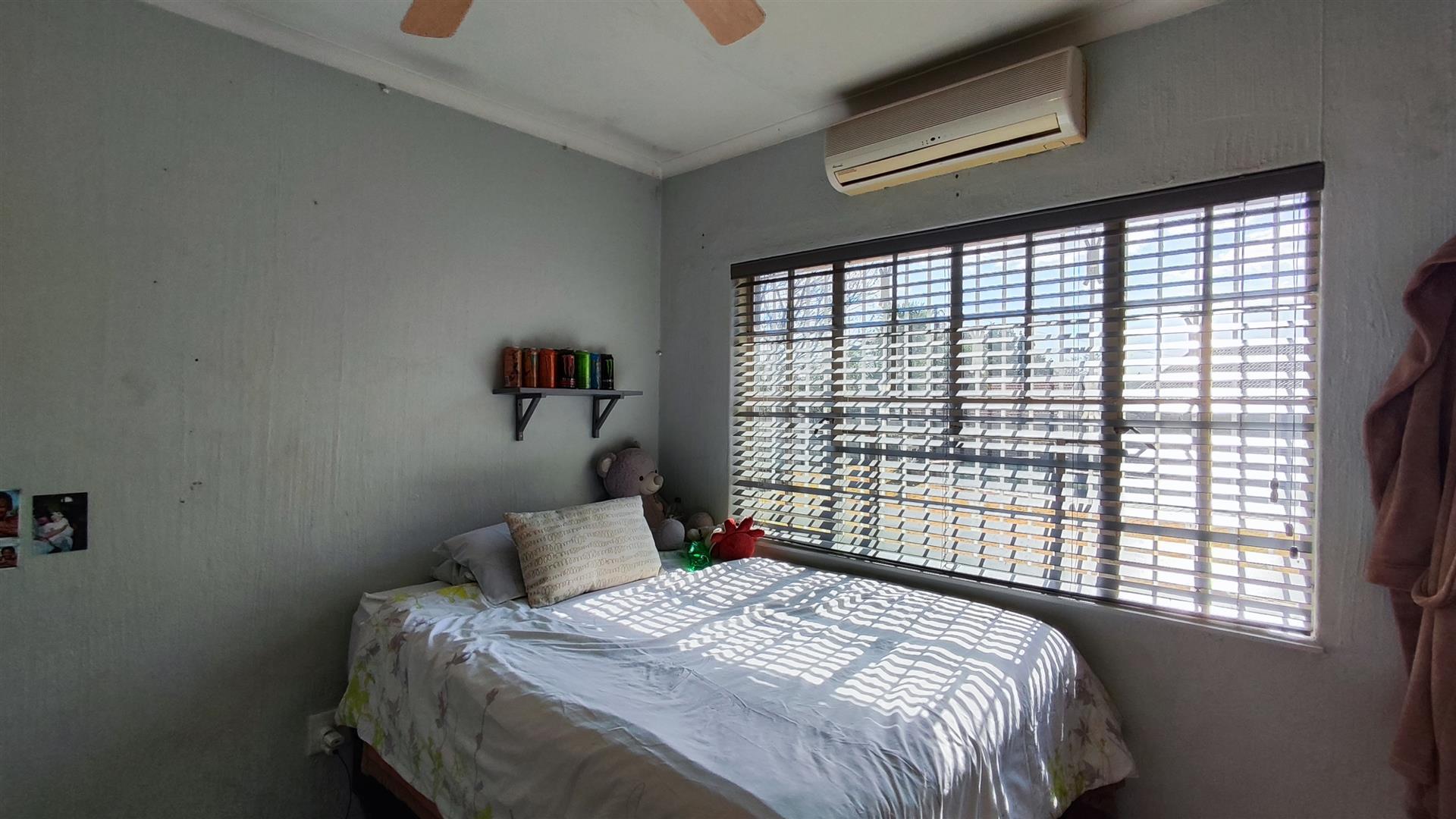 Bed Room 1 - 12 square meters of property in Brackendowns