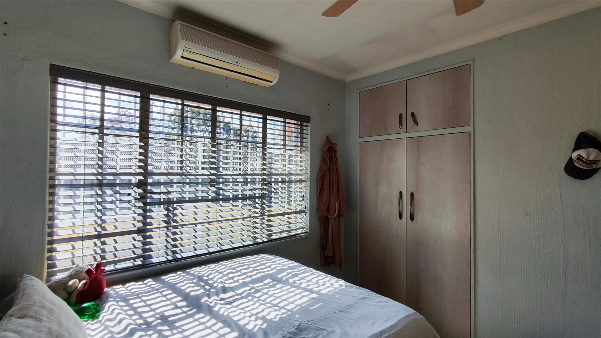 Bed Room 1 - 12 square meters of property in Brackendowns