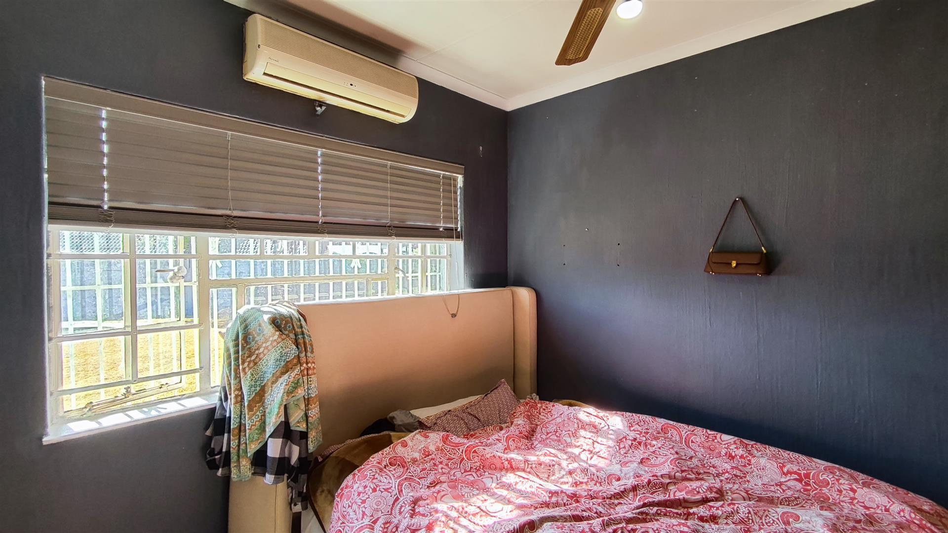 Bed Room 2 - 11 square meters of property in Brackendowns