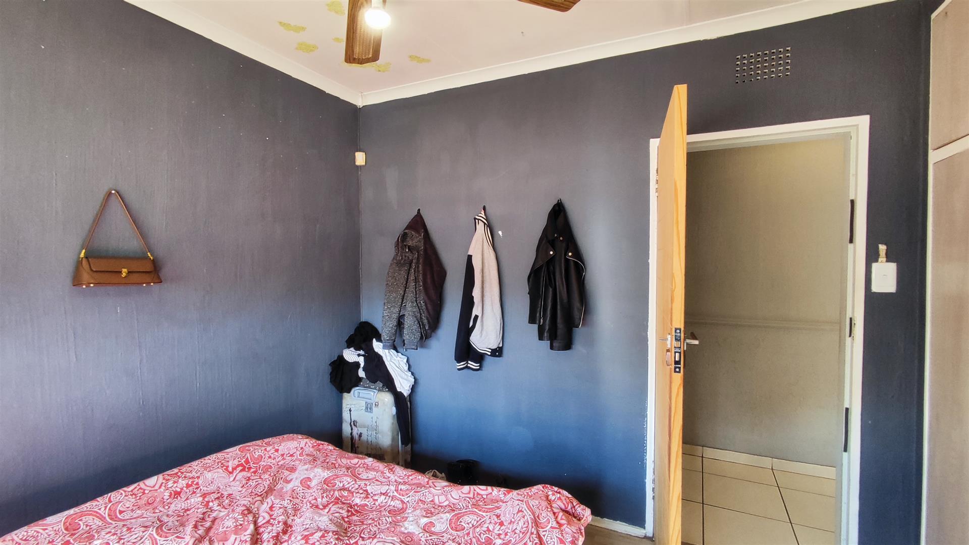 Bed Room 2 - 11 square meters of property in Brackendowns