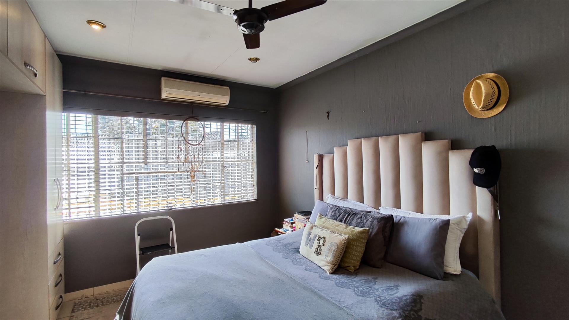 Main Bedroom - 15 square meters of property in Brackendowns