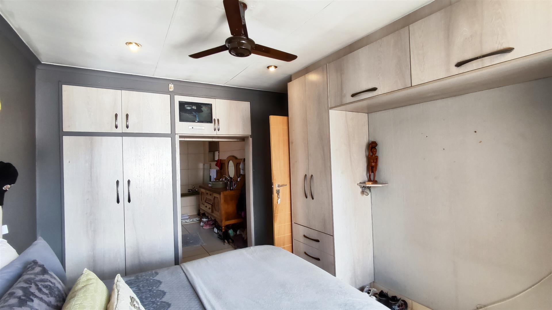 Main Bedroom - 15 square meters of property in Brackendowns