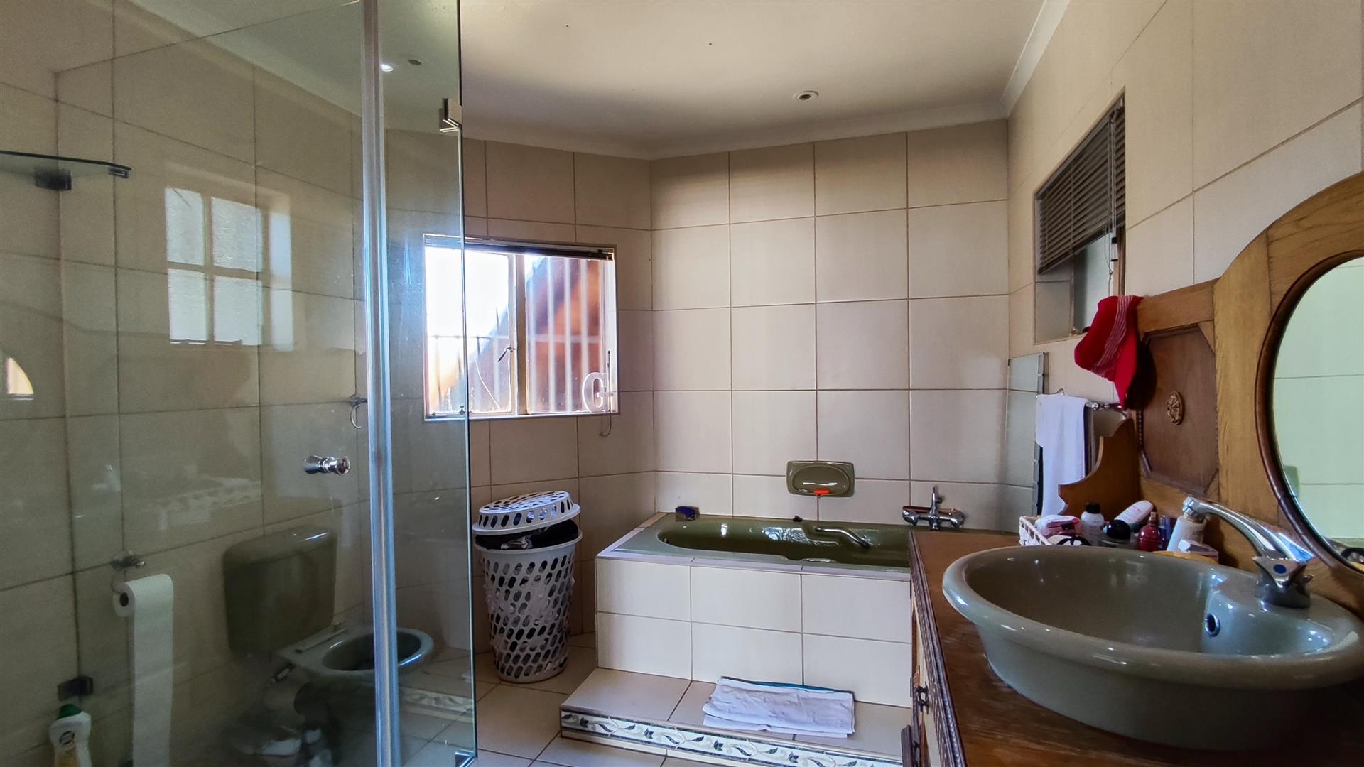 Main Bathroom - 9 square meters of property in Brackendowns