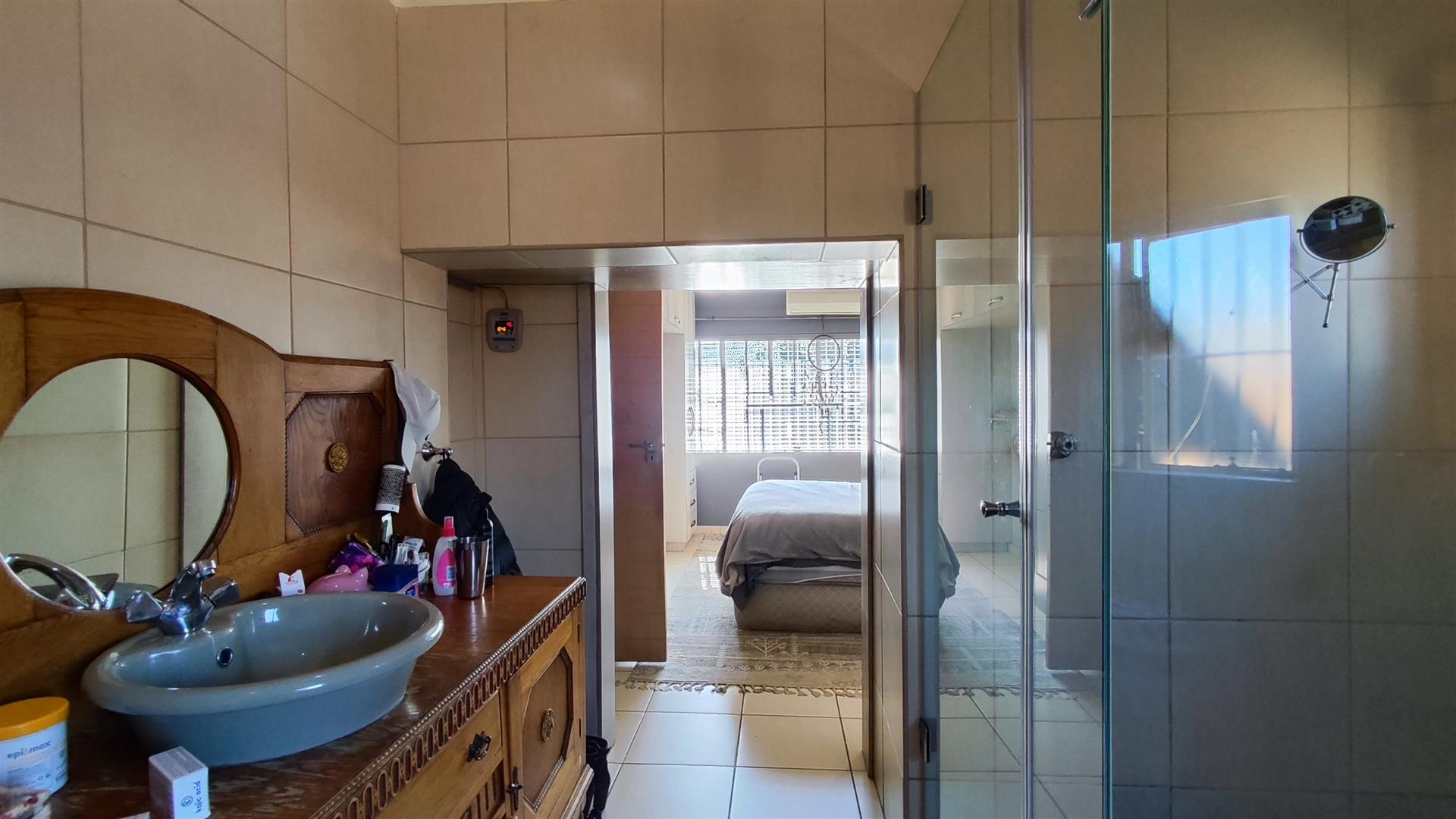 Main Bathroom - 9 square meters of property in Brackendowns