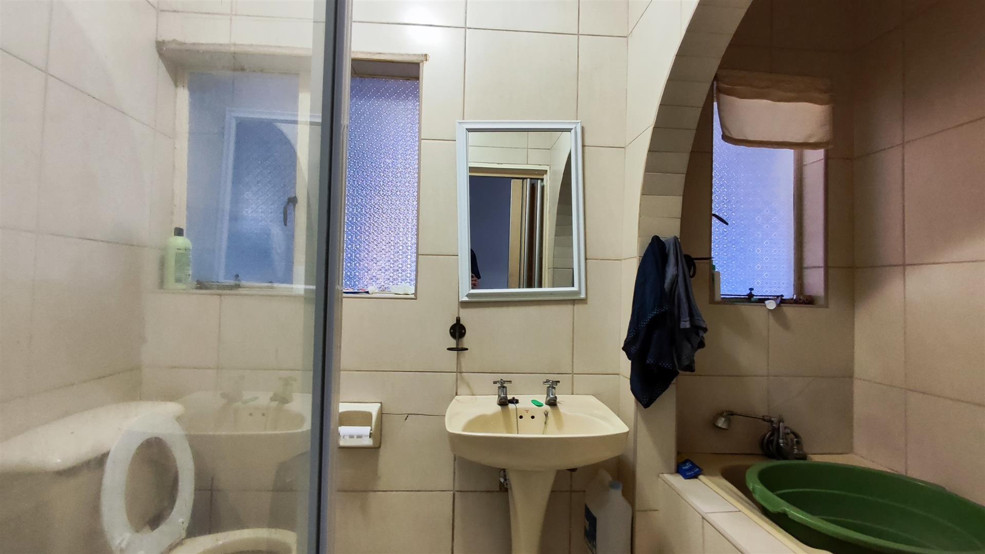 Bathroom 1 - 5 square meters of property in Brackendowns