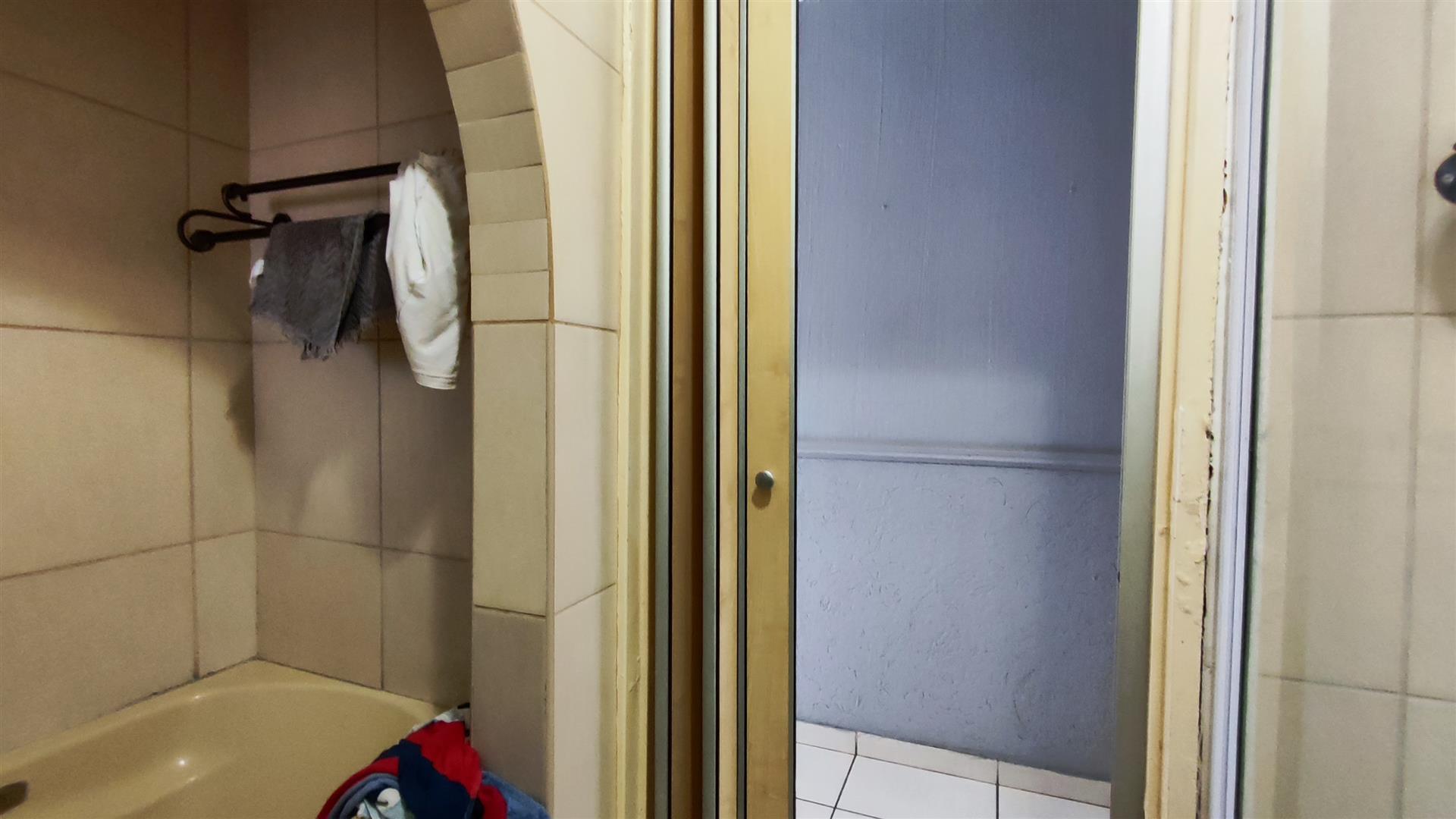 Bathroom 1 - 5 square meters of property in Brackendowns