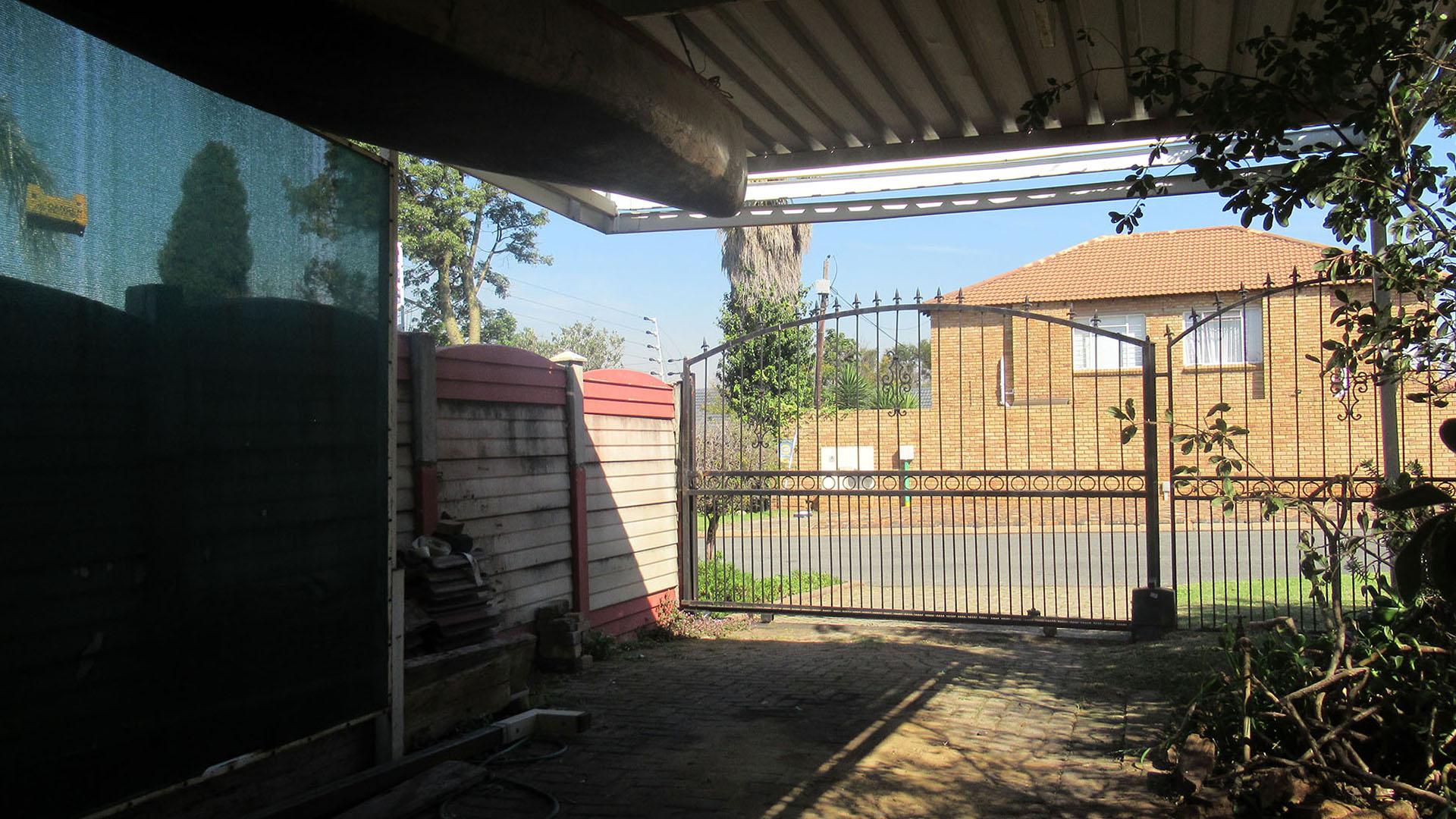 Spaces - 153 square meters of property in Rangeview