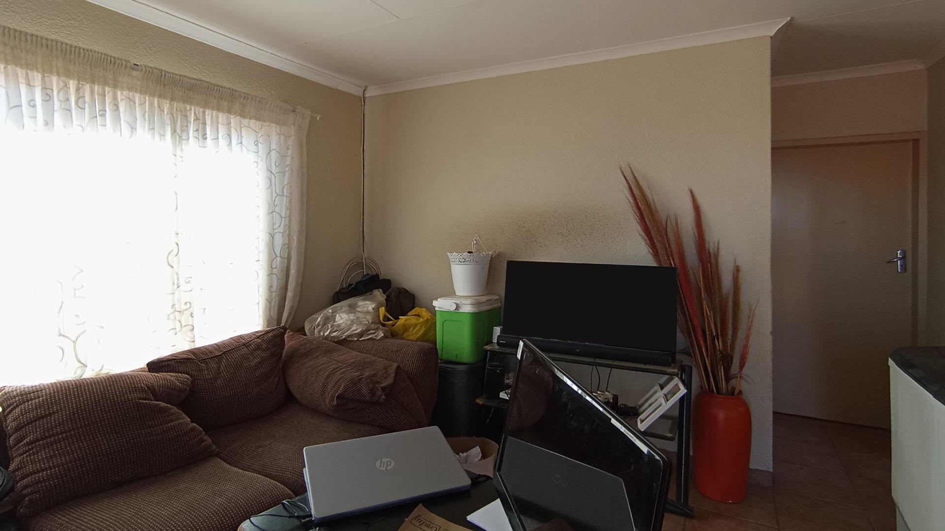 Lounges - 12 square meters of property in Soshanguve East