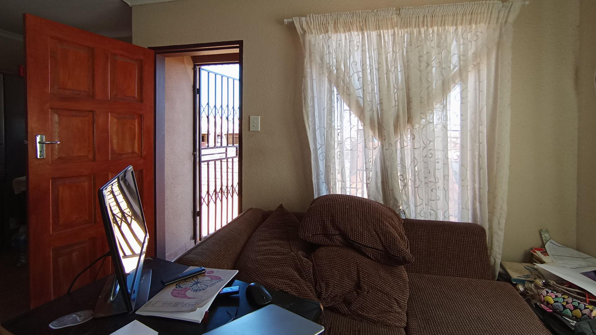 Lounges - 12 square meters of property in Soshanguve East