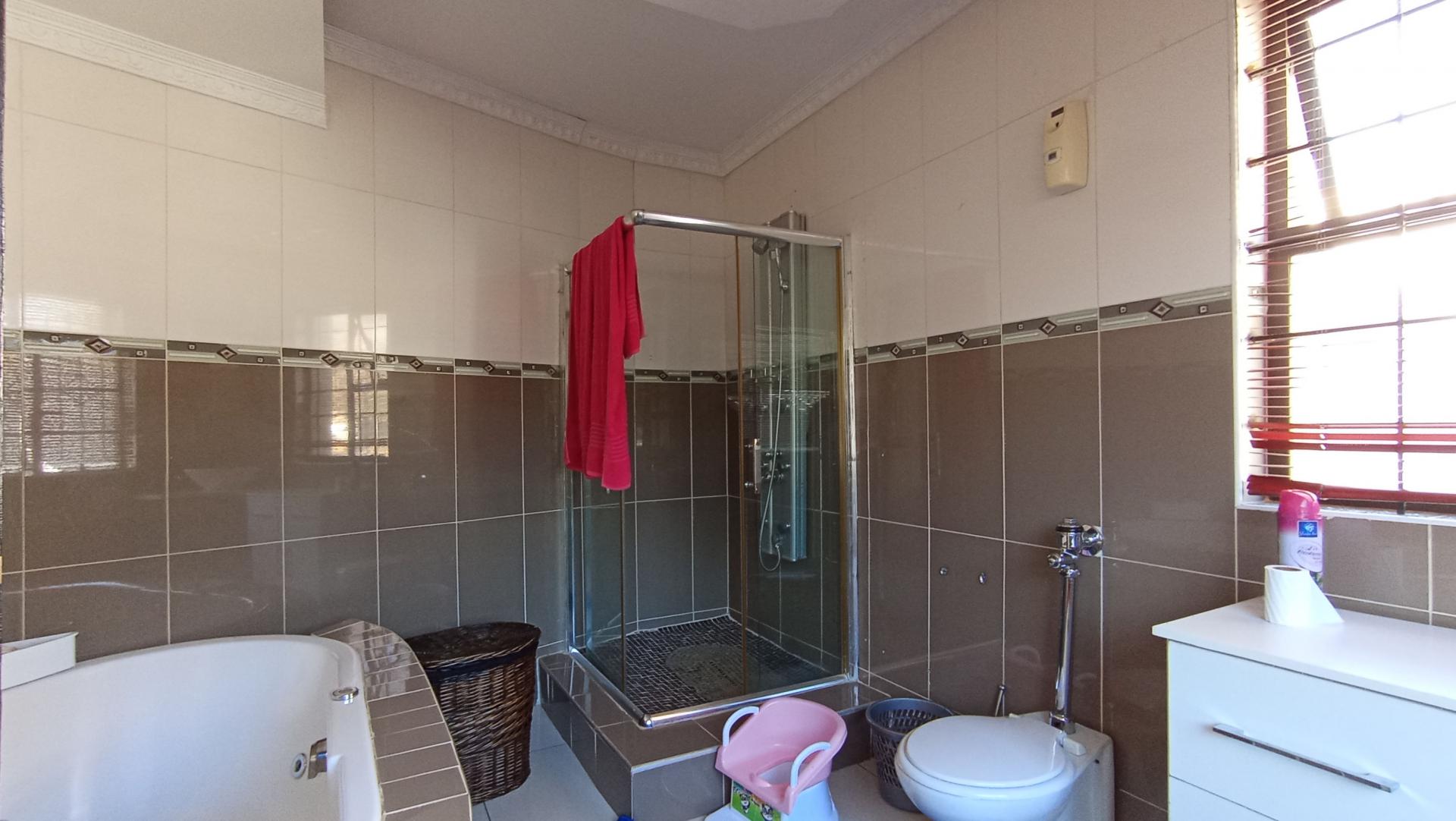 Main Bathroom - 9 square meters of property in Cyrildene