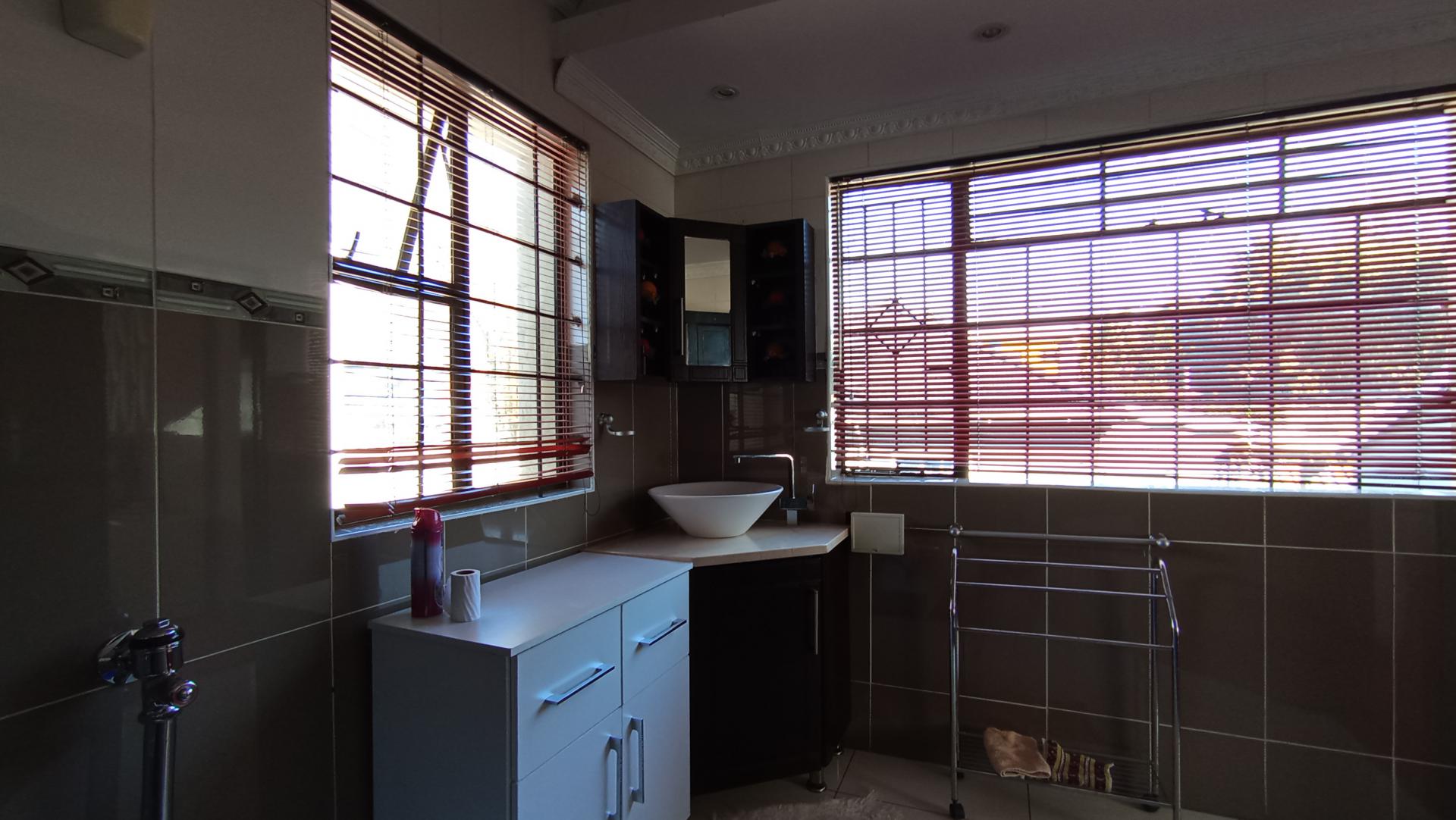 Main Bathroom - 9 square meters of property in Cyrildene