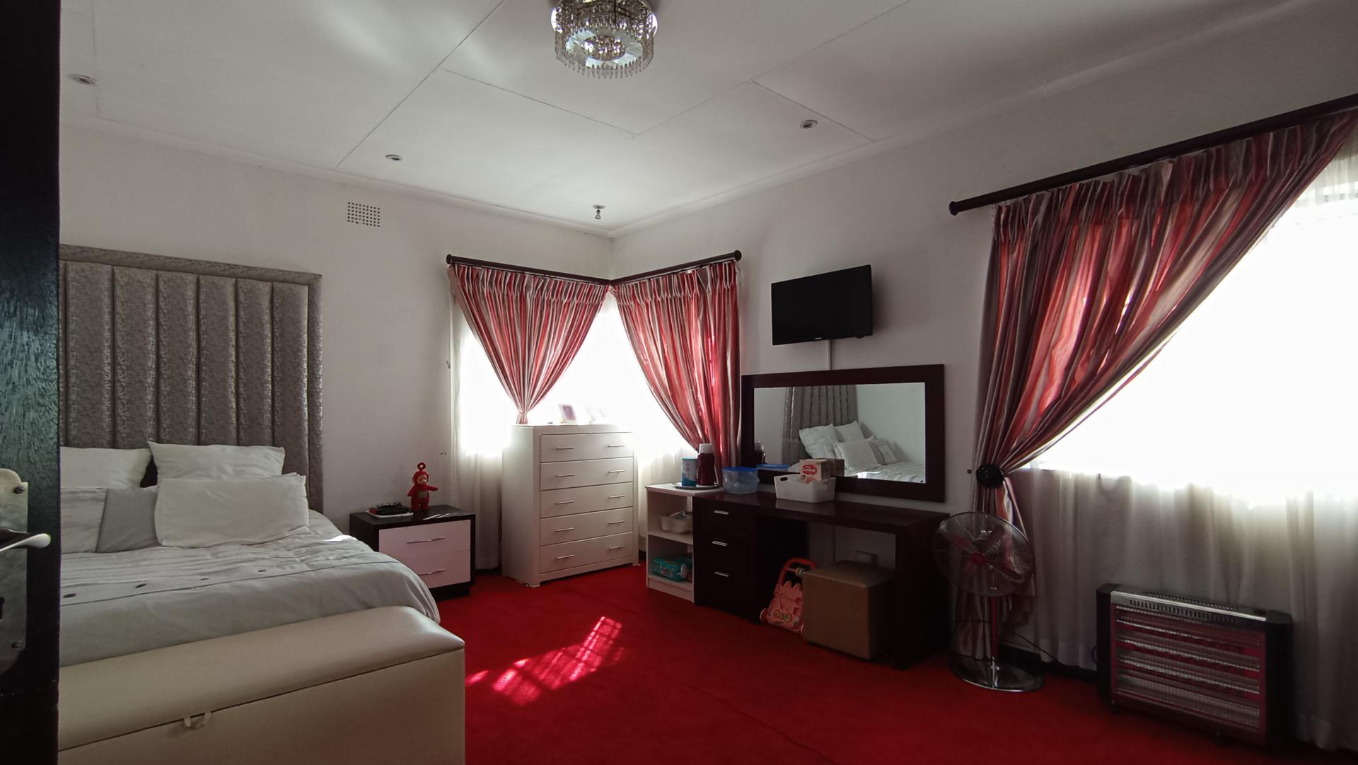 Bed Room 5+ - 49 square meters of property in Cyrildene