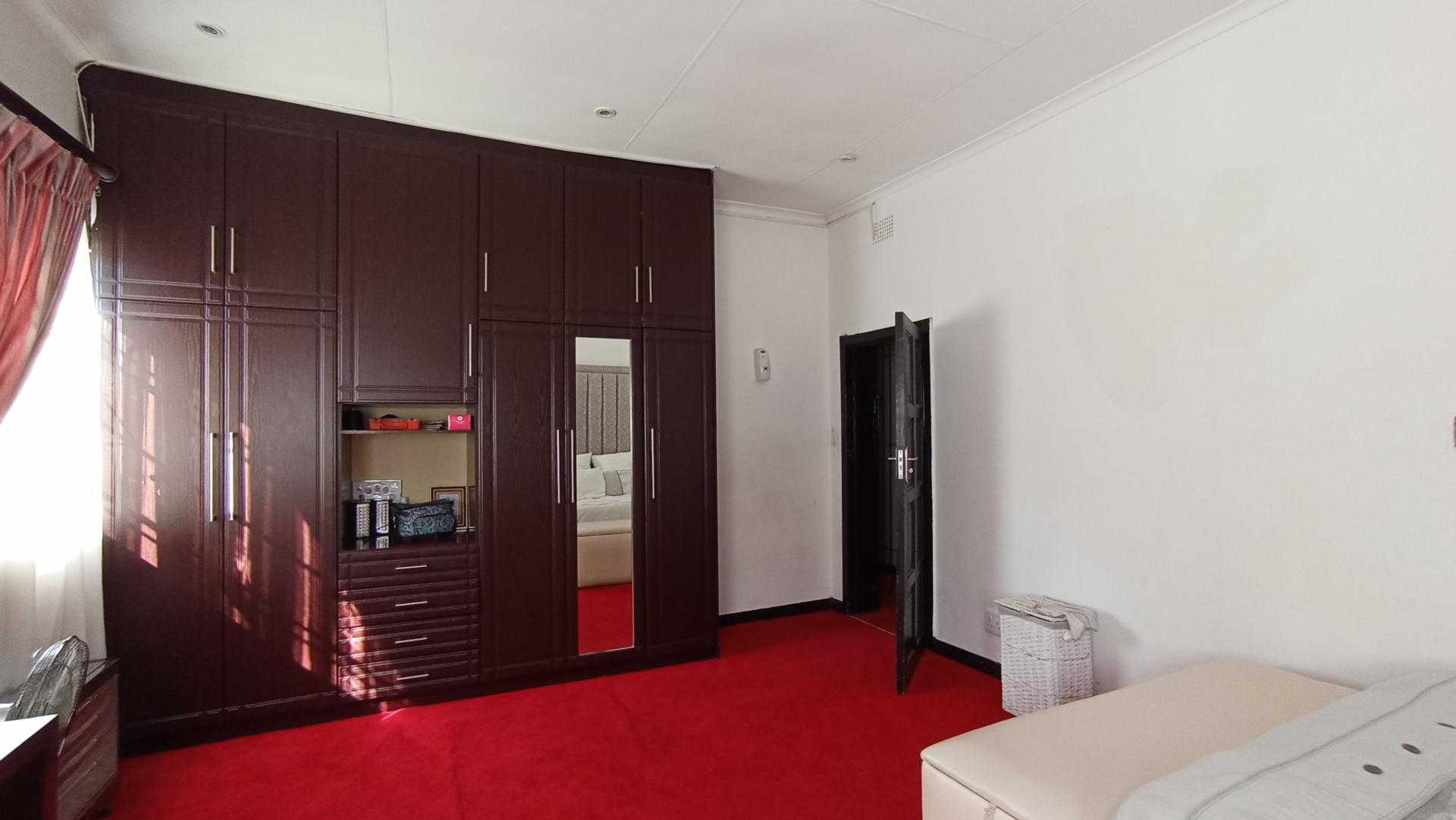 Bed Room 5+ - 49 square meters of property in Cyrildene