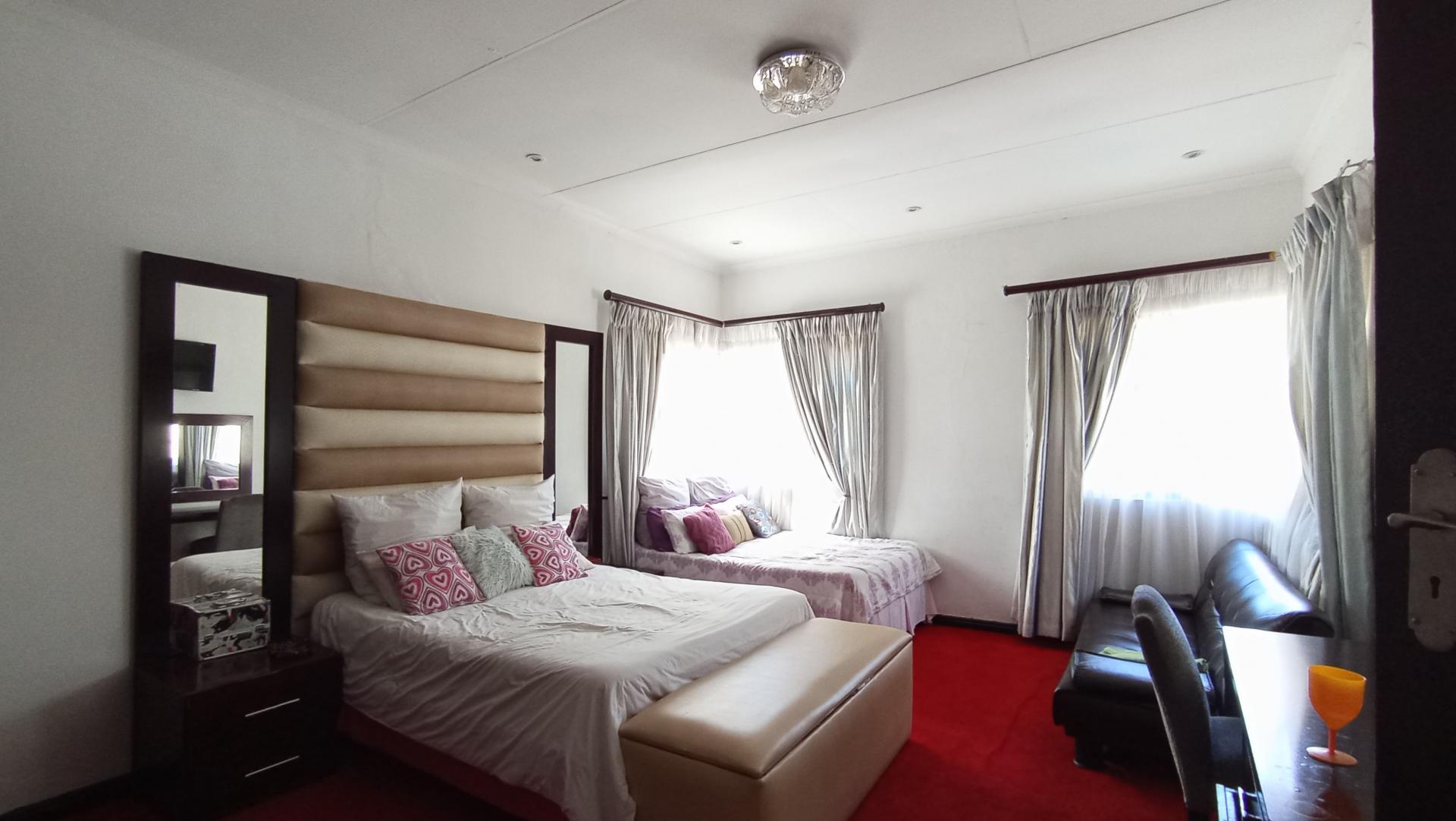 Bed Room 5+ - 49 square meters of property in Cyrildene