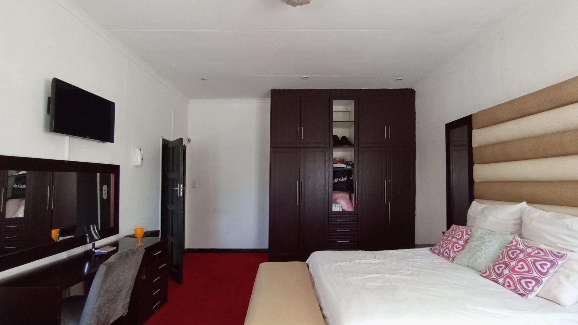 Bed Room 5+ - 49 square meters of property in Cyrildene