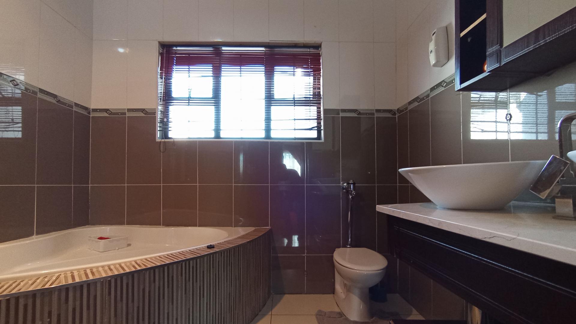 Bathroom 3+ - 23 square meters of property in Cyrildene