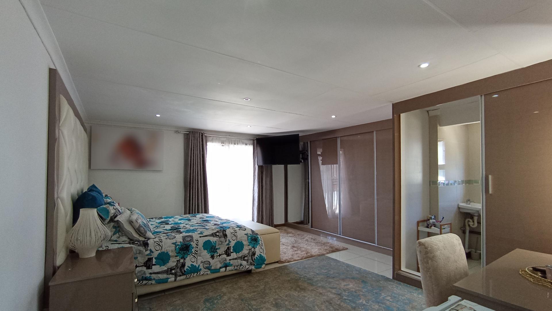 Bed Room 4 - 28 square meters of property in Cyrildene