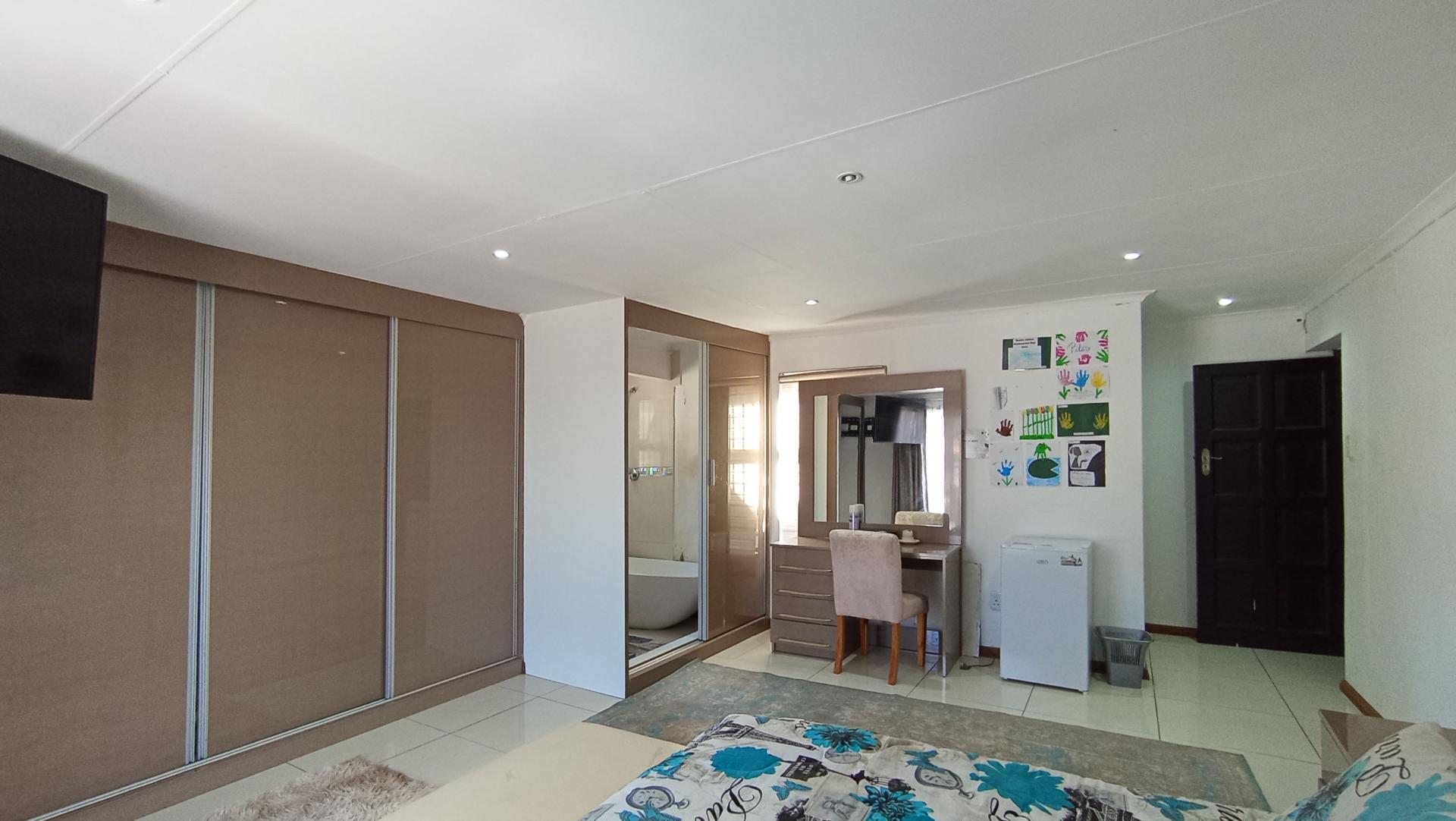 Bed Room 4 - 28 square meters of property in Cyrildene